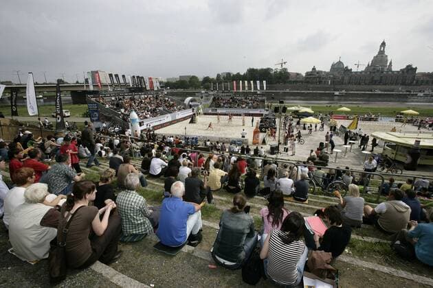 Die Smart Beach Tour 2007 macht Station an der Elbe vor der Kulisse der Dresdner Altstadt Beachvolleyball Damen Smart Beach Tour Dresden 2007 Totale Dresden Beachvolleyball Damen Smart Beach Tour Dresden 2007 Totale Dresden