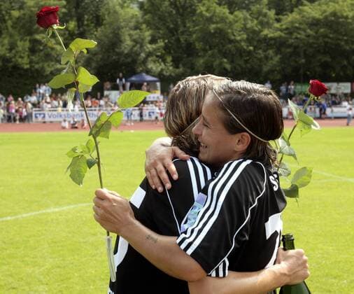Sandra Smisek (re.) und Saskia Bartusiak (beide Frankfurt) feiern den Gewinn der deutschen Meisterschaft 2007 Fußball 1. BL Damen Saison 2006 2007, 1. FFC Frankfurt, Frauen, Frauenfußball Gruppe Bad Neuenahr Glück, Freude, Fußball 1. BL Damen Saison 2006 2007, 1. FFC Frankfurt, Frauen, Frauenfußball Gruppe Bad Neuenahr Glück, Freude,