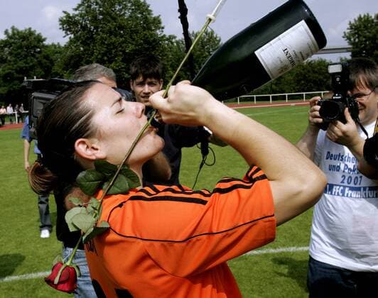 Torfrau Ursula Holl (Frankfurt) feiert den Gewinn der deutschen Meisterschaft 2007 mit einem Schluck Champagner Fußball 1. BL Damen Saison 2006 2007, 1. FFC Frankfurt, Frauen, Frauenfußball Gruppe Torwart, Torhüterin, Fotograf, Sportfotograf Bad Neuenahr, Kamera, Fotokamera Freude, Fußball 1. BL Damen Saison 2006 2007, 1. FFC Frankfurt, Frauen, Frauenfußball Gruppe Torwart, Torhüterin, Fotograf, Sportfotograf Bad Neuenahr, Kamera, Fotokamera Freude,