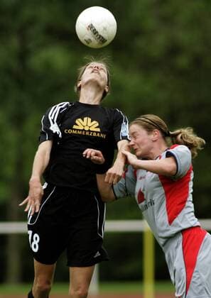 Kerstin Garefrekes (Frankfurt, li.) gegen Anne Kathrin Sabel (Bad Neuenahr) Fußball 1. BL Damen Saison 2006 2007, SC 07 Bad Neuenahr - 1. FFC Frankfurt 0:9, Frauen, Frauenfußball Gruppe Bad Neuenahr Dynamik, Fußball 1. BL Damen Saison 2006 2007, SC 07 Bad Neuenahr - 1. FFC Frankfurt 0:9, Frauen, Frauenfußball Gruppe Bad Neuenahr Dynamik,