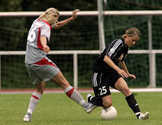 Saskia Bartusiak (Frankfurt, re.) gegen Lydia Neumann (Bad Neuenahr) Fußball 1. BL Damen Saison 2006 2007, SC 07 Bad Neuenahr - 1. FFC Frankfurt 0:9, Frauen, Frauenfußball Gruppe Bad Neuenahr Dynamik, Fußball 1. BL Damen Saison 2006 2007, SC 07 Bad Neuenahr - 1. FFC Frankfurt 0:9, Frauen, Frauenfußball Gruppe Bad Neuenahr Dynamik,