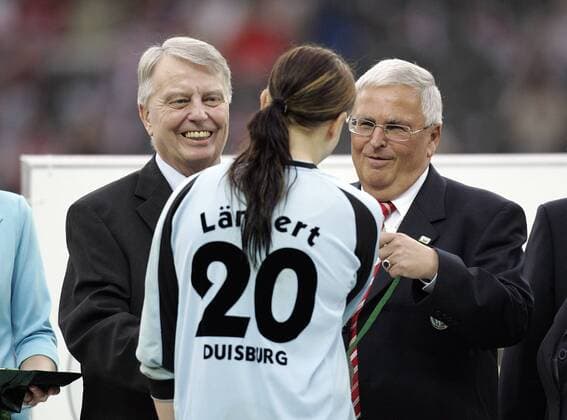 DFB Präsident Dr. Theo Zwanziger (re.) und DFB Vizepräsident Dr. h.c. Engelbert Nelle (beide Deutschland, li.) muntern Torfrau Kathrin Längert (Duisburg) während der Siegerehrung auf Fußball 1. BL Damen DFB Pokal 2006 2007, Pokalspiel Frauen, Frauenfußball, FCR 2001 Duisburg, Vdig Gruppe Pokalfinale Pokalendspiel Finale Endspiel Berlin Fußball 1. BL Damen DFB Pokal 2006 2007, Pokalspiel Frauen, Frauenfußball, FCR 2001 Duisburg, Vdig Gruppe Pokalfinale Pokalendspiel Finale Endspiel Berlin