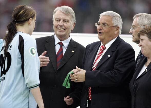 DFB Präsident Dr. Theo Zwanziger (Mitte), DFB Vizepräsident Dr. h.c. Engelbert Nelle (2.v.li.), DFB Vorstandsmitglied Hannelore Ratzeburg (re.) und DFB Generalsekretär Horst R. Schmidt (alle Deutschland) muntern Torfrau Kathrin Längert (Duisburg) auf Fußball 1. BL Damen DFB Pokal 2006 2007, Pokalspiel Frauen, Frauenfußball, FCR 2001 Duisburg, Vdig Gruppe Pokalfinale Pokalendspiel Finale Endspiel Berlin Fußball 1. BL Damen DFB Pokal 2006 2007, Pokalspiel Frauen, Frauenfußball, FCR 2001 Duisburg, Vdig Gruppe Pokalfinale Pokalendspiel Finale Endspiel Berlin