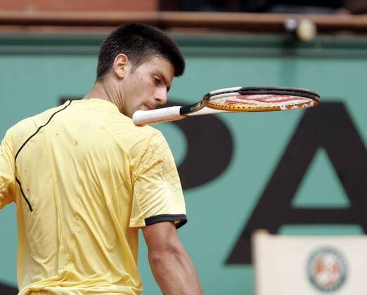 Novak Djokovic (Serbien) beobachtet seinen schwebenden Schläger Tennis Herren French Open 2007, Grand Slam, ATP Tour Einzelbild Roland Garros Paris Tennis Herren French Open 2007, Grand Slam, ATP Tour Einzelbild Roland Garros Paris