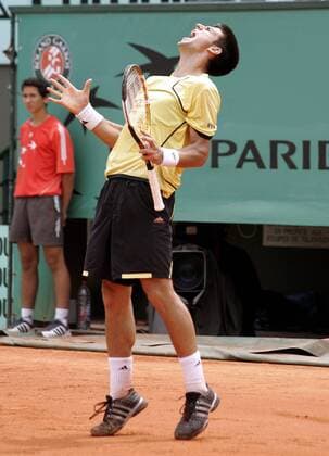 Novak Djokovic (Serbien) verzweifelt Tennis Herren French Open 2007, Grand Slam, ATP Tour Einzelbild Roland Garros Paris Enttäuschung, Verzweiflung, Wut, Tennis Herren French Open 2007, Grand Slam, ATP Tour Einzelbild Roland Garros Paris Enttäuschung, Verzweiflung, Wut,