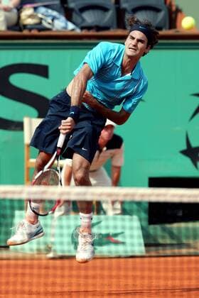 Roger Federer (Schweiz) - Aufschlag Tennis Herren French Open 2007, Grand Slam, ATP Tour Einzelbild Roland Garros Paris Dynamik, Tennis Herren French Open 2007, Grand Slam, ATP Tour Einzelbild Roland Garros Paris Dynamik,