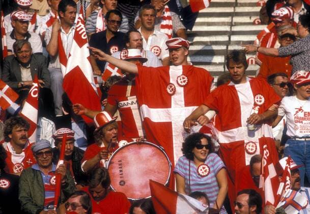 Dänische Fans feuern ihr Team an Fußball Länderspiel Herren EM 1984, Nationalmannschaft, Gruppe A, Dänemark, dänisch, dänischer Gruppe Paris Fußball Länderspiel Herren EM 1984, Nationalmannschaft, Gruppe A, Dänemark, dänisch, dänischer Gruppe Paris