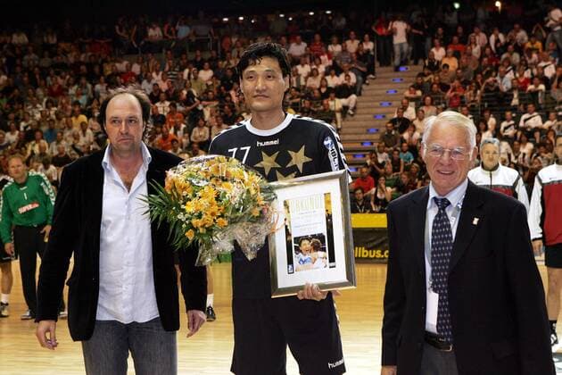 Kyung Shin Yoon (All Star Team, HSV Hamburg) ergattert bei der Auszeichnung zum besten Spieler der Saison 2006 2007 Platz 3, daneben Manfred Werner (re., Deutschland Vorstand Finanzen HBL) Handball Herren All Star Game 2007, AllStar, Allstars, Stars Gruppe Berlin Handball Herren All Star Game 2007, AllStar, Allstars, Stars Gruppe Berlin