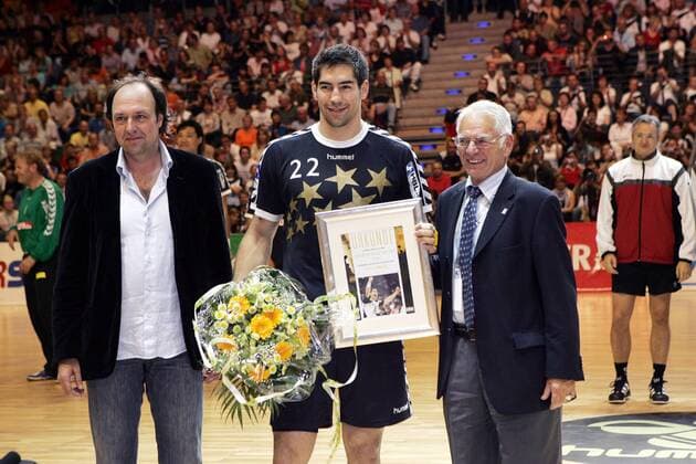 Nikola Karabatic (All Star Team THW Kiel) wird zum besten Spieler der Saison 2006 2007 gewählt, daneben Manfred Werner (re., Deutschland Vorstand Finanzen HBL) Handball Herren All Star Game 2007, AllStar, Allstars, Stars Gruppe Berlin Handball Herren All Star Game 2007, AllStar, Allstars, Stars Gruppe Berlin