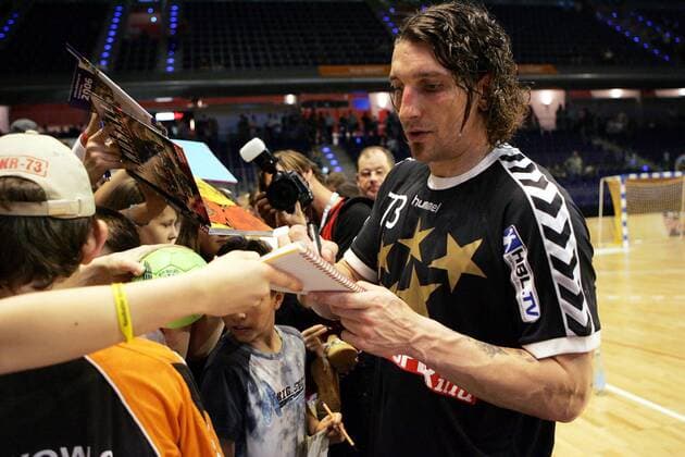 Stefan Kretzschmar (All Star Team SC Magdeburg) schreibt Autogramme Handball Herren All Star Game 2007, AllStar, Allstars, Stars Gruppe Berlin Handball Herren All Star Game 2007, AllStar, Allstars, Stars Gruppe Berlin