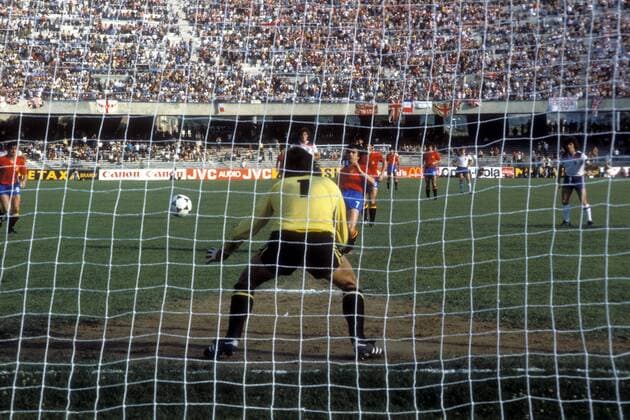Dani (Spanien) trifft per Elfmeter gegen Torwart Ray Clemence (England) zum 1:1 Fußball Länderspiel Herren EM 1980, Nationalmannschaft, Nationaltrikot, Gruppe B, England - Spanien 2:1 Gruppe Neapel Fußball Länderspiel Herren EM 1980, Nationalmannschaft, Nationaltrikot, Gruppe B, England - Spanien 2:1 Gruppe Neapel