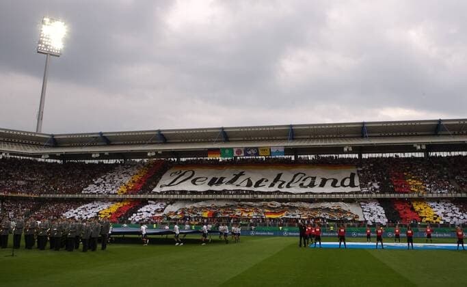 Tribünenchoreographie der deutschen Fans im Easy Credit Stadion in Nürnberg Fußball Länderspiel Herren EM Qualifikation 2007, Nationalteam, Nationalfarben, Landesfarben Totale EasyCredit Stadion Nürnberg, o0 Deutschland, deutsche Fußball Länderspiel Herren EM Qualifikation 2007, Nationalteam, Nationalfarben, Landesfarben Totale EasyCredit Stadion Nürnberg, o0 Deutschland, deutsche