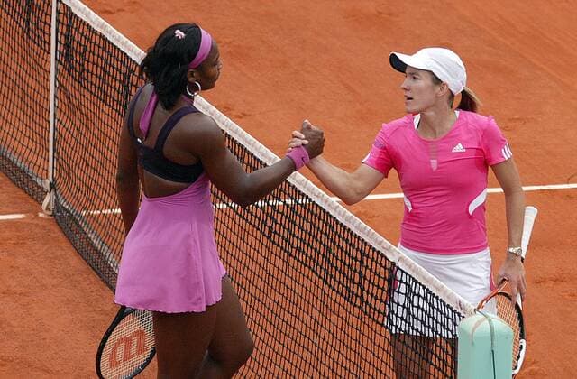 Justine Henin (Belgien, re.) empfängt die Glückwünsche von Serena Williams (USA) -  (PAR20070605208) Tennis Damen French Open 2007, Grand Slam, WTA Tour Gruppe Roland Garros Paris Tennis Damen French Open 2007, Grand Slam, WTA Tour Gruppe Roland Garros Paris