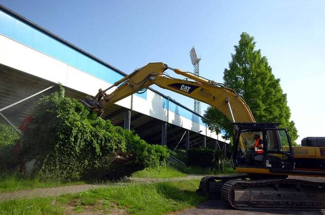 Fußball, Stadiongeschichte Arminia Bielefeld Ein Bagger rollt heran um die Osttribüne der Bielefelder Schüco Arena abzureisen Fußball 1. BL Herren Saison 2006 2007, Arminia Bielefeld Totale SchücoArena Bielefeld Fußball 1. BL Herren Saison 2006 2007, Arminia Bielefeld Totale SchücoArena Bielefeld