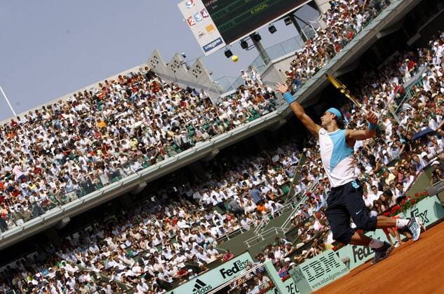 Rafael Nadal (Spanien) schlägt vor vollen Rängen auf -  (pan20615) Tennis Herren French Open 2007, Grand Slam, ATP Tour Totale Roland Garros Paris Tennis Herren French Open 2007, Grand Slam, ATP Tour Totale Roland Garros Paris  