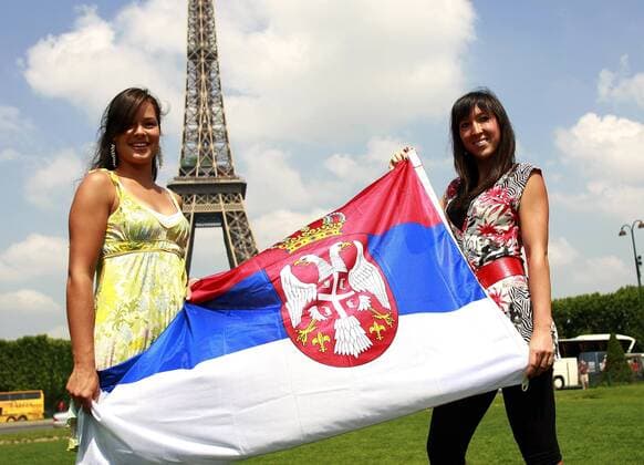 Jelena Jankovic (re.) und Ana Ivanovic (beide Serbien) vor dem Eiffelturm Tennis Damen French Open 2007, Grand Slam, WTA Tour Gruppe Roland Garros Paris Tennis Damen French Open 2007, Grand Slam, WTA Tour Gruppe Roland Garros Paris