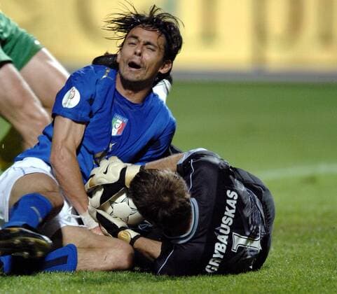 Filippo Inzaghi (Italien, li.) gegen Torwart Paulius Grybauskas (Litauen) -  Fußball Länderspiel Herren EM Qualifikation 2007, Nationalteam, Nationaltrikot, Litauen - Italien 0:2 Gruppe Kaunas Fußball Länderspiel Herren EM Qualifikation 2007, Nationalteam, Nationaltrikot, Litauen - Italien 0:2 Gruppe Kaunas