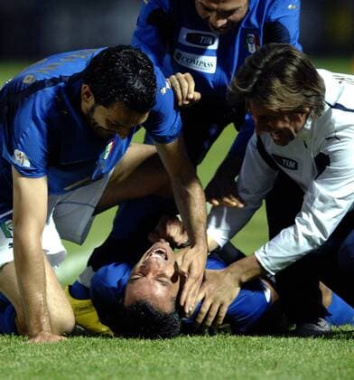 Torjubel Italien, v.li.: Gianluca Zambrotta, Fabio Quagliarella und Sekretär Mauro Vladovich -  Fußball Länderspiel Herren EM Qualifikation 2007, Nationalteam, Nationaltrikot Gruppe Kaunas Fußball Länderspiel Herren EM Qualifikation 2007, Nationalteam, Nationaltrikot Gruppe Kaunas