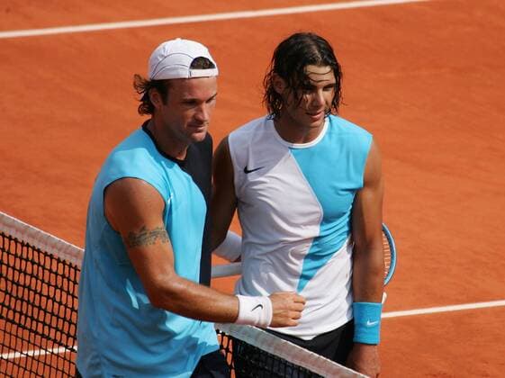 Carlos Moya (li.) und Rafael Nadal (beide Spanien) am Netz Tennis Herren French Open 2007, Grand Slam, ATP Tour Gruppe Roland Garros Paris Tennis Herren French Open 2007, Grand Slam, ATP Tour Gruppe Roland Garros Paris