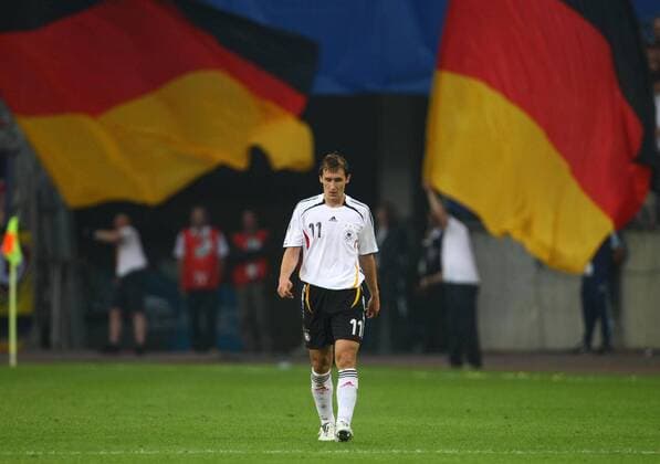 Miroslav Klose (Deutschland) vor den Nationalfahnen Fußball Länderspiel Herren EM Qualifikation 2007, Nationalmannschaft, Nationaltrikot Gruppe Hamburg Fußball Länderspiel Herren EM Qualifikation 2007, Nationalmannschaft, Nationaltrikot Gruppe Hamburg