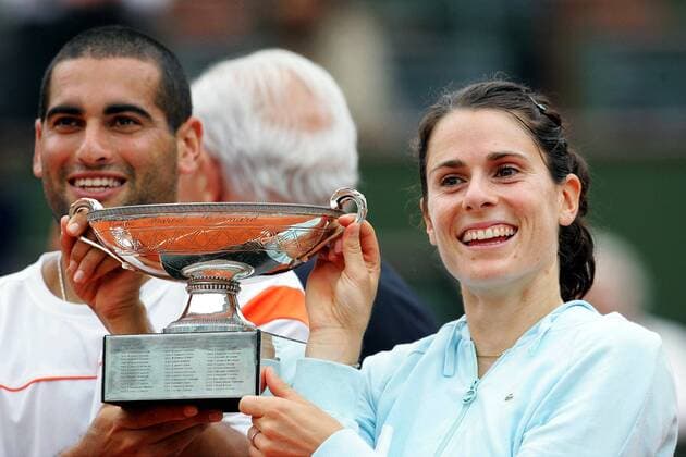 Nathalie Dechy (Frankreich, re. Und Andy Ram (Israel), Sieger der French Open 2007 im Mixed, präsentieren den Pokal - (pan20636) Tennis French Open 2007, Grand Slam, WTA, ATP Tour Gruppe Roland Garros Paris Freude, Tennis French Open 2007, Grand Slam, WTA, ATP Tour Gruppe Roland Garros Paris Freude,