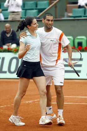 Nathalie Dechy (Frankreich, re.) und Andy Ram (Israel) gewinnen die French Open 2007 im Mixed - (pan20635) Tennis French Open 2007, Grand Slam, WTA, ATP Tour, Finale, Endspiel Gruppe Roland Garros Paris Glück, Freude, Tennis French Open 2007, Grand Slam, WTA, ATP Tour, Finale, Endspiel Gruppe Roland Garros Paris Glück, Freude,