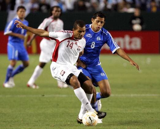 Darryl Roberts (Trinidad und Tobago, li.) gegen (El Salvador) - (Icon918b0002) Fußball Länderspiel Herren CONCACAF Gold Cup 2007, GoldCup, Nationalteam, Nationalteam, El Salvador - Trinidad und Tobago 2:1 Gruppe Carson Fußball Länderspiel Herren CONCACAF Gold Cup 2007, GoldCup, Nationalteam, Nationalteam, El Salvador - Trinidad und Tobago 2:1 Gruppe Carson EDITORIAL USE ONLY