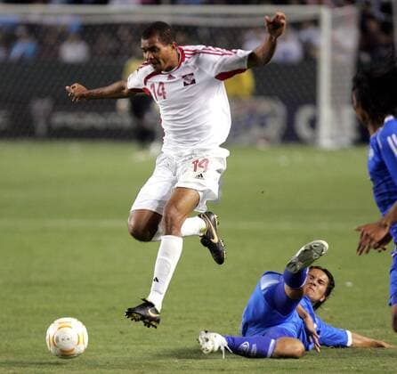 Darryl Roberts (Trinidad und Tobago, li.) im Duell - (Icon918b0006) Fußball Länderspiel Herren CONCACAF Gold Cup 2007, GoldCup, Nationalteam, Nationalteam, El Salvador - Trinidad und Tobago 2:1 Gruppe Carson Dynamik, Kampf, Fußball Länderspiel Herren CONCACAF Gold Cup 2007, GoldCup, Nationalteam, Nationalteam, El Salvador - Trinidad und Tobago 2:1 Gruppe Carson Dynamik, Kampf, EDITORIAL USE ONLY