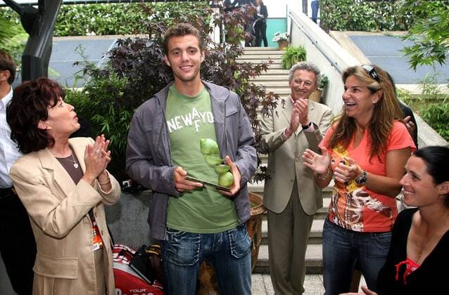 Die Medien haben gewählt - Paul Henri Mathieu (Frankreich, Mitte) erhält den Prix Citron, für den unfreundlichsten Spieler, daneben Arantxa Sanchez Vicario (Spanien, re.) -  (pan20641) Tennis Herren French Open 2007, ATP Tour, Grand Slam Gruppe Roland Garros Paris Tennis Herren French Open 2007, ATP Tour, Grand Slam Gruppe Roland Garros Paris  