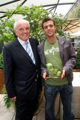 FFT Präsident Christian Bimes (li.) mit Paul Henri Mathieu (beide Frankreich) der den Prix Citron erhalten hat, für den unfreundlichsten Spieler -  (pan20641) Tennis Herren French Open 2007, ATP Tour, Grand Slam Gruppe Roland Garros Paris Tennis Herren French Open 2007, ATP Tour, Grand Slam Gruppe Roland Garros Paris  