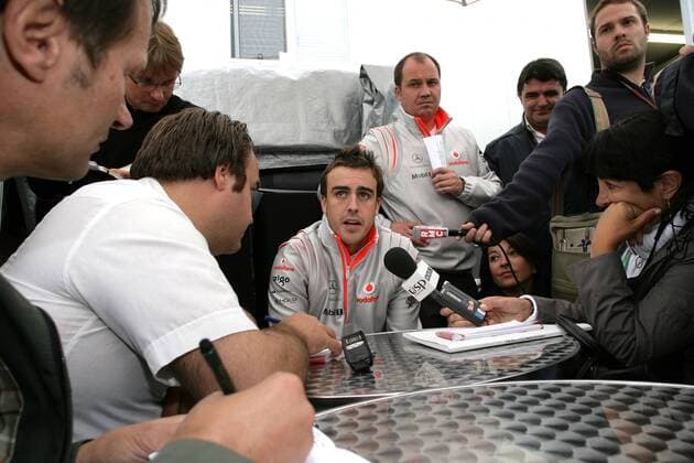 Fernando Alonso (Spanien McLaren Mercedes) im Interview -  Motorsport Grand Prix Herren Großer Preis von Kanada 2007, Formel 1 Weltmeisterschaft, F1, F, GP, WM Gruppe Montreal Motorsport Grand Prix Herren Großer Preis von Kanada 2007, Formel 1 Weltmeisterschaft, F1, F, GP, WM Gruppe Montreal