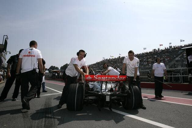 Mechaniker schieben den Boliden von Lewis Hamilton (England McLaren Mercedes) zurück in die Box Motorsport Grand Prix Herren Großer Preis von Kanada 2007, Formel 1 Weltmeisterschaft, F1, F, GP, WM, Freies Training Gruppe Montreal Motorsport Grand Prix Herren Großer Preis von Kanada 2007, Formel 1 Weltmeisterschaft, F1, F, GP, WM, Freies Training Gruppe Montreal
