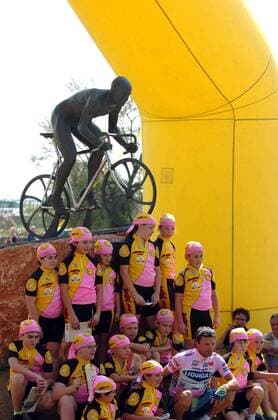 Danilo di Luca (Italien Liquigas) mit jungen Nachwuchsfahrern mit Pantanis Erkennungszeichen, dem Piratenkopftuch, am Denkmal für Marco Pantani (Italien) in Cesenatico - Radsport Herren Memorial Marco Pantani 2007, Straßenradsport, Straße, Rad, Gedenkrennen, Gedenken, Erinnerung Totale Cesenatico, Cesena Radsport Herren Memorial Marco Pantani 2007, Straßenradsport, Straße, Rad, Gedenkrennen, Gedenken, Erinnerung Totale Cesenatico, Cesena