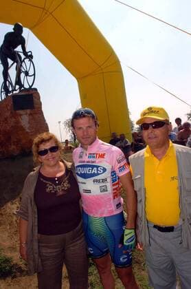 Danilo di Luca (Italien Liquigas, Mitte) mit Pantanis Eltern Paolo und Tonina am Denkmal für Marco Pantani (Italien) in Cesenatico - Radsport Herren Memorial Marco Pantani 2007, Straßenradsport, Straße, Rad, Gedenkrennen, Gedenken, Erinnerung Gruppe Cesenatico, Cesena Radsport Herren Memorial Marco Pantani 2007, Straßenradsport, Straße, Rad, Gedenkrennen, Gedenken, Erinnerung Gruppe Cesenatico, Cesena