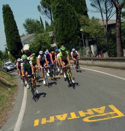 Teilnehmer des Memorial Marco Pantani kurz vor einem auf der Straße befindlichen Pantani Schriftzug - Radsport Herren Memorial Marco Pantani 2007, Straßenradsport, Straße, Rad, Gedenkrennen, Gedenken, Erinnerung Gruppe Madonna del Monte Cesenatico, Cesena Radsport Herren Memorial Marco Pantani 2007, Straßenradsport, Straße, Rad, Gedenkrennen, Gedenken, Erinnerung Gruppe Madonna del Monte Cesenatico, Cesena
