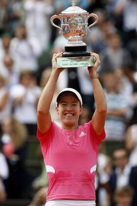 Justine Henin (Belgien) gewinnt die French Open 2007 und präsentiert stolz die Trophäe Tennis Damen French Open 2007, Grand Slam, WTA Tour, Finale, Endspiel Einzelbild Roland Garros Paris Freude, Tennis Damen French Open 2007, Grand Slam, WTA Tour, Finale, Endspiel Einzelbild Roland Garros Paris Freude,