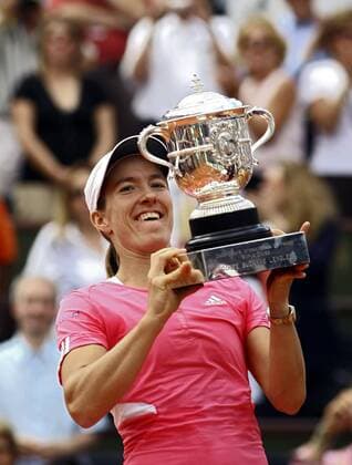 Justine Henin (Belgien), Siegerin der French Open 2007, präsentiert die Coupe Suzanne Lenglen Tennis Damen French Open 2007, Grand Slam, WTA Tour, Finale, Endspiel Einzelbild Roland Garros Paris Freude, Begeisterung, Tennis Damen French Open 2007, Grand Slam, WTA Tour, Finale, Endspiel Einzelbild Roland Garros Paris Freude, Begeisterung,