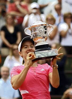 Justine Henin (Belgien), Siegerin der French Open 2007, präsentiert die Coupe Suzanne Lenglen Tennis Damen French Open 2007, Grand Slam, WTA Tour, Finale, Endspiel Einzelbild Roland Garros Paris Glück, Freude, Tennis Damen French Open 2007, Grand Slam, WTA Tour, Finale, Endspiel Einzelbild Roland Garros Paris Glück, Freude,