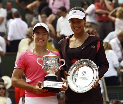 Siegerin Justine Henin (Belgien, li.) und Finalistin Ana Ivanovic (Serbien) präsentieren ihre Pokale Tennis Damen French Open 2007, Grand Slam, WTA Tour, Finale, Endspiel Gruppe Roland Garros Paris Freude, Tennis Damen French Open 2007, Grand Slam, WTA Tour, Finale, Endspiel Gruppe Roland Garros Paris Freude,