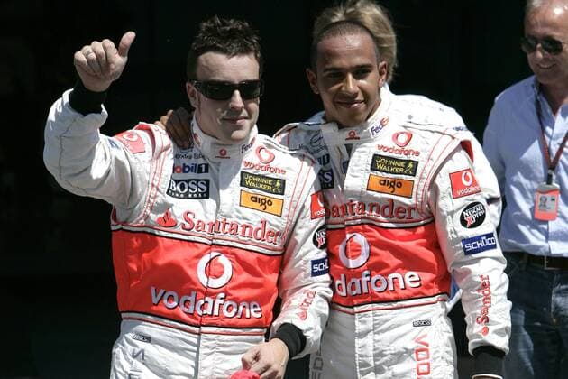 Fernando Alonso (Spanien, li.) freut sich mit Lewis Hamilton (England beide McLaren Mercedes) über seine Pole Position Motorsport Grand Prix Herren Großer Preis von Kanada 2007, Formel 1 Weltmeisterschaft, F1, F, GP, WM, Qualifying Gruppe Montreal Freude, Motorsport Grand Prix Herren Großer Preis von Kanada 2007, Formel 1 Weltmeisterschaft, F1, F, GP, WM, Qualifying Gruppe Montreal Freude,