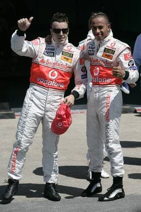 Fernando Alonso (Spanien, li.) freut sich mit Lewis Hamilton (England beide McLaren Mercedes) über seine Pole Position Motorsport Grand Prix Herren Großer Preis von Kanada 2007, Formel 1 Weltmeisterschaft, F1, F, GP, WM, Qualifying Gruppe Montreal Freude, Motorsport Grand Prix Herren Großer Preis von Kanada 2007, Formel 1 Weltmeisterschaft, F1, F, GP, WM, Qualifying Gruppe Montreal Freude,