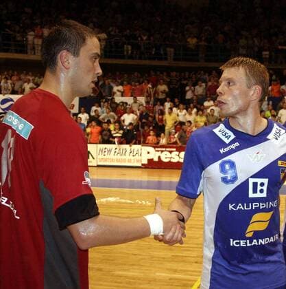 Gudjon Valur Sigurdsson (Island, re.) gratuliert Momir Ilic (Serbien) - Handball Länderspiel Herren EM Qualifikation 2007, Nationalteam, Nationaltrikot, Serbien - Island 30:29 Gruppe Nis, Playoffs, Playoff, Play Offs, Off Kameradschaft, Handball Länderspiel Herren EM Qualifikation 2007, Nationalteam, Nationaltrikot, Serbien - Island 30:29 Gruppe Nis, Playoffs, Playoff, Play Offs, Off Kameradschaft,