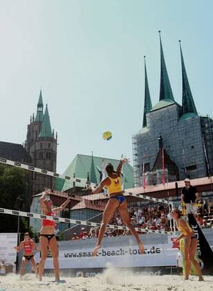 Beachvolleyballstadion neben dem Erfurter Dom während der Smart Beach Tour 2007, Ilka Semmler (Deutschland, Mitte) am Ball Beachvolleyball Damen Smart Beach Tour Erfurt 2007 Totale Erfurt Beachvolleyball Damen Smart Beach Tour Erfurt 2007 Totale Erfurt