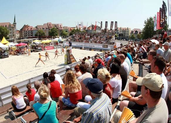 Beachvolleyballstadion auf dem Erfurter Domplatz während der Smart Beach Tour 2007 Beachvolleyball Damen Smart Beach Tour Erfurt 2007 Totale Erfurt Beachvolleyball Damen Smart Beach Tour Erfurt 2007 Totale Erfurt