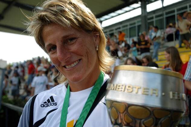 Deutscher Meister 2006 2007- Torfrau Silke Rottenberg (FFC Frankfurt) mit dem deutschen Meisterpokal Fußball 1. BL Damen Saison 2006 2007, 1.FFC Frankfurt, Frauenfußball, Frauen Einzelbild Frankfurt M. Glück, Freude, Fußball 1. BL Damen Saison 2006 2007, 1.FFC Frankfurt, Frauenfußball, Frauen Einzelbild Frankfurt M. Glück, Freude,