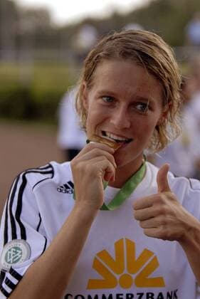 Deutscher Meister 2006 2007- Saskia Bartusiak (FFC Frankfurt) testet ihre Goldmedaille Fußball 1. BL Damen Saison 2006 2007, 1.FFC Frankfurt, Frauenfußball, Frauen Einzelbild Frankfurt M. Glück, Fußball 1. BL Damen Saison 2006 2007, 1.FFC Frankfurt, Frauenfußball, Frauen Einzelbild Frankfurt M. Glück,