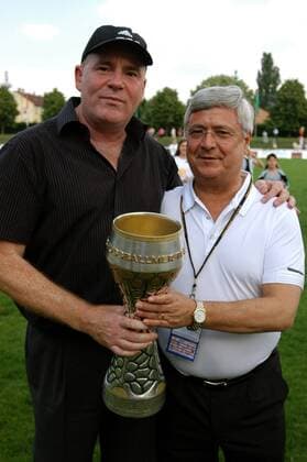 Deutscher Meister 2006 2007- Manager Siegfried Dietrich (FFC Frankfurt, li.) und Klaus Peter Müller (Vorstandssprecher Sponsor Commerzbank) mit dem deutschen Meisterpokal Fußball 1. BL Damen Saison 2006 2007, 1.FFC Frankfurt, Frauenfußball, Frauen Gruppe Frankfurt M. Harmonie, Fußball 1. BL Damen Saison 2006 2007, 1.FFC Frankfurt, Frauenfußball, Frauen Gruppe Frankfurt M. Harmonie,
