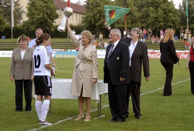 Deutscher Meister 2007 FFC Frankfurt - Oberbürgermeisterin Petra Roth (CDU, Mitte) überreicht Renate Lingor (2.v.li.) den deutschen Meisterpokal, daneben DFB Präsident Dr. Theo Zwanziger (3.v.re.) und DFB Vorstandsmitglied Hannelore Ratzeburg ... Fußball 1. BL Damen Saison 2006 2007, 1.FFC Frankfurt, Frauenfußball, Frauen, Wimpel Meisterschaft Gruppe people, OB, Politikerin, Lokalpolitikerin Frankfurt M., Bürgermeister, Oberbürgermeister Fußball 1. BL Damen Saison 2006 2007, 1.FFC Frankfurt, Frauenfußball, Frauen, Wimpel Meisterschaft Gruppe people, OB, Politikerin, Lokalpolitikerin Frankfurt M., Bürgermeister, Oberbürgermeister