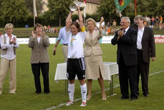 Deutscher Meister 2007 - Renate Lingor (FFC Frankfurt, Mitte) jubelt mit dem deutschen Meisterpokal, daneben Oberbürgermeisterin Petra Roth (CDU, 3.v.re.), DFB Präsident Dr. Theo Zwanziger (2.v.re.), DFB Vorstandsmitglied Hannelore Ratzeburg (2.v.li.) ... Fußball 1. BL Damen Saison 2006 2007, 1.FFC Frankfurt, Frauenfußball, Frauen, Meisterschaft Gruppe people, OB, Politikerin, Lokalpolitikerin Frankfurt M., Bürgermeister, Oberbürgermeister Freude, Begeisterung, Fußball 1. BL Damen Saison 2006 2007, 1.FFC Frankfurt, Frauenfußball, Frauen, Meisterschaft Gruppe people, OB, Politikerin, Lokalpolitikerin Frankfurt M., Bürgermeister, Oberbürgermeister Freude, Begeisterung,