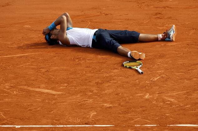 Rafael Nadal (Spanien) glücklich am Boden nach dem Sieg bei den French Open 2007 - Tennis Herren French Open 2007, Grand Slam, ATP Tour, Endspiel, Finale Einzelbild Roland Garros Paris Freude, Begeisterung, Tennis Herren French Open 2007, Grand Slam, ATP Tour, Endspiel, Finale Einzelbild Roland Garros Paris Freude, Begeisterung,
